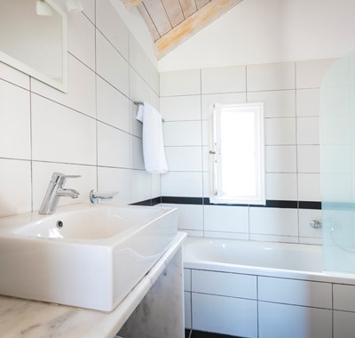 Bathroom with shower over bath at Villa Lithia, Fiscardo, Kefalonia, Greek Islands