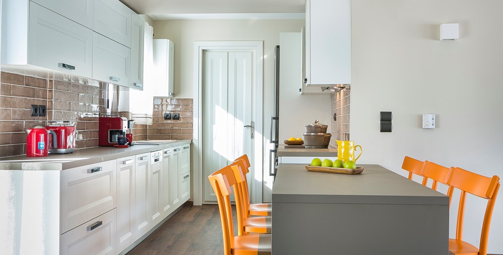 Modern equipped fitted kitchen and breakfast bar in Marina Penthouse Apartment, Argostoli, Kefalonia, Greek Islands