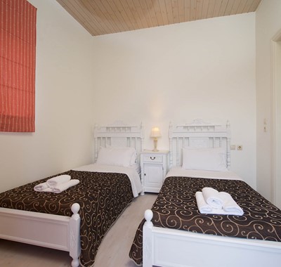 villa-helios-2-signle-bed-bedroom.jpg