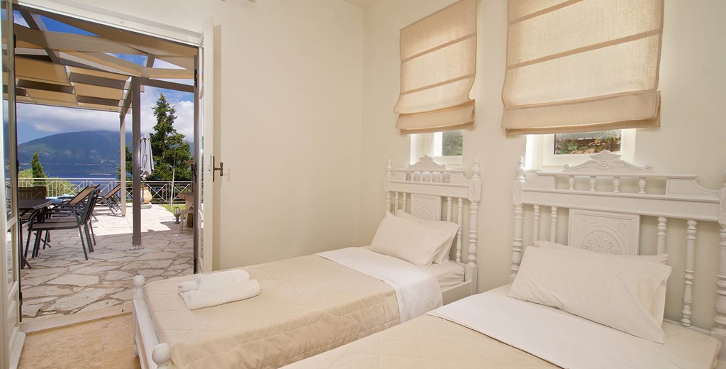 villa-helios-2-single-beds-bedroom.jpg