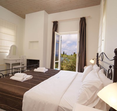 villa-helios-double-bed-bedroom2.jpg